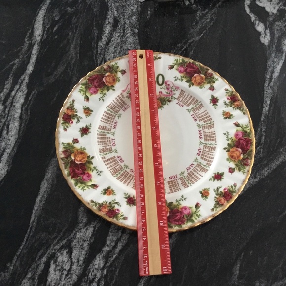 Royal Albert Old Country Roses Calendar Plate 1980 - Picture 5 of 7